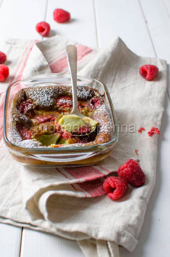 Clafoutis al matcha e lamponi