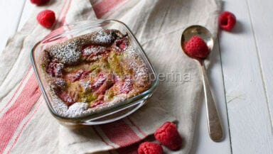Clafoutis al matcha e lamponi
