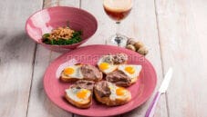 Crostini con patè di milza e uova di quaglia: originali