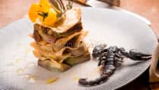 Lasagnetta croccante di scorpione con ragù di carciofi