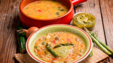 minestrone con asparagi e pesto