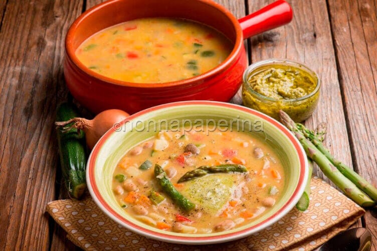 minestrone con asparagi e pesto