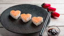 Sushi al salmone per la festa della mamma Sushi al salmone per la festa della mamma