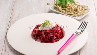 tagliatelle all ortica con crema di barbabietole