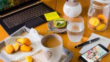 Colazione in ufficio con madeleine, kiwi e acqua di aloe