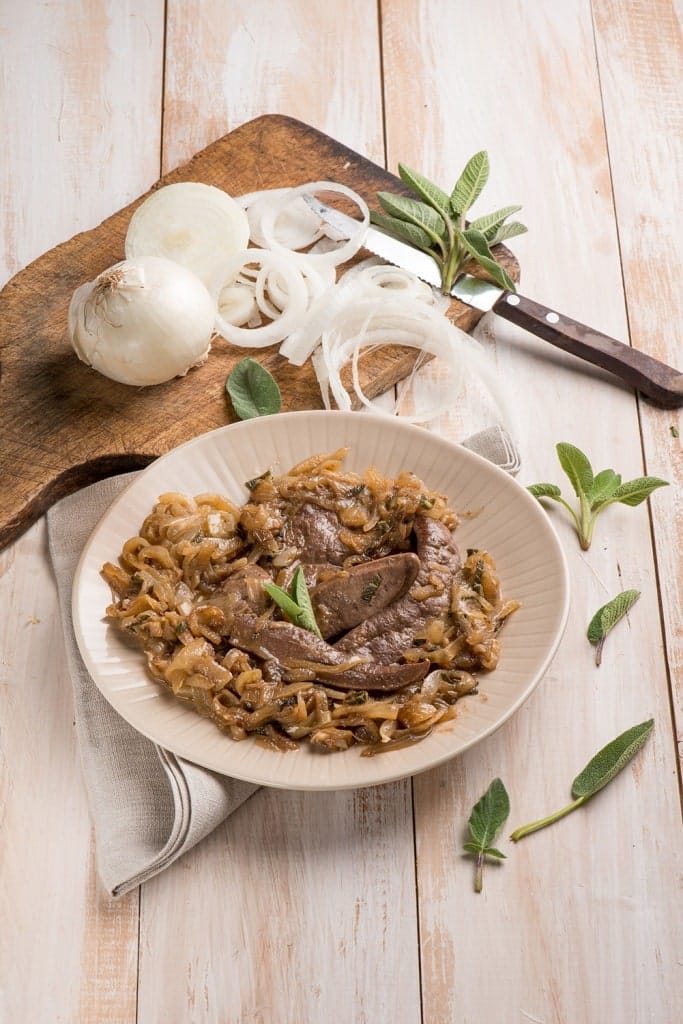 Fegato con le cipolle o fegato alla veneziana Fegato con le cipolle