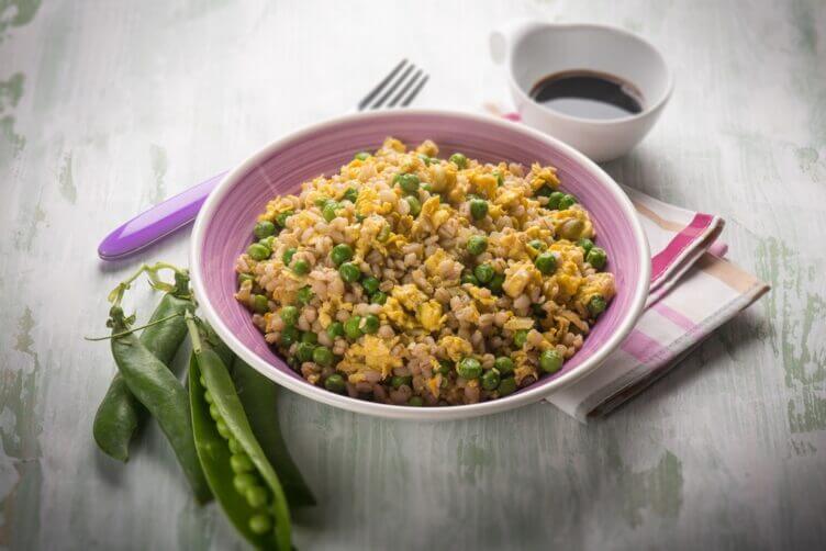 Orzo con piselli e uova di pernice rossa