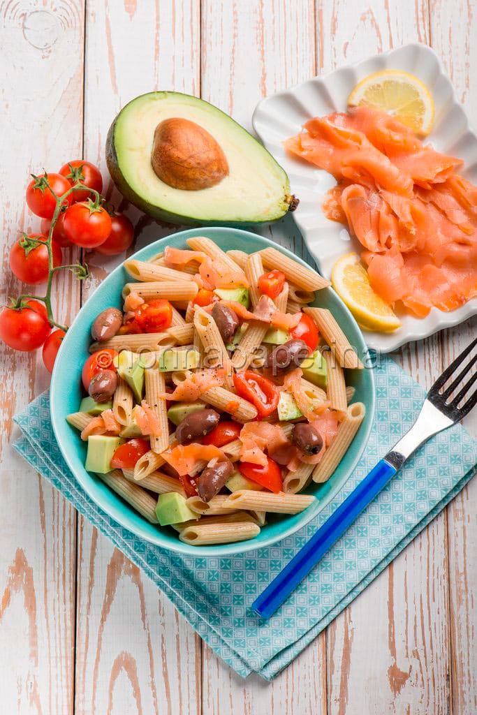 insalata di pasta con salmone, avocado e pomodorini insalata di pasta con salmone, avocado e pomodorini