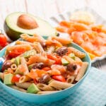 Pasta fredda con salmone affumicato, un’insalata sfiziosa Pasta fredda con salmone affumicato, un’insalata sfiziosa