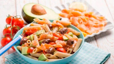 insalata di pasta con salmone, avocado e pomodorini