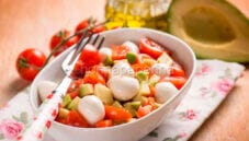 Insalata di pomodori, avocado e mozzarelline