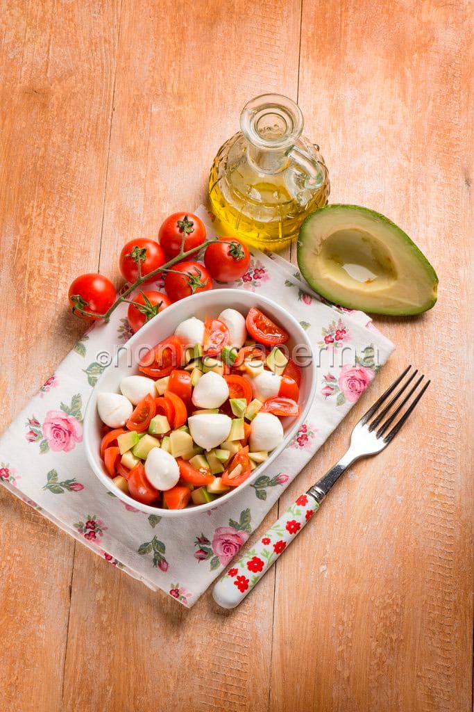 Insalata di pomodori, avocado e mozzarelline