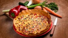 Torta salata con zucchine, carote e peperoni