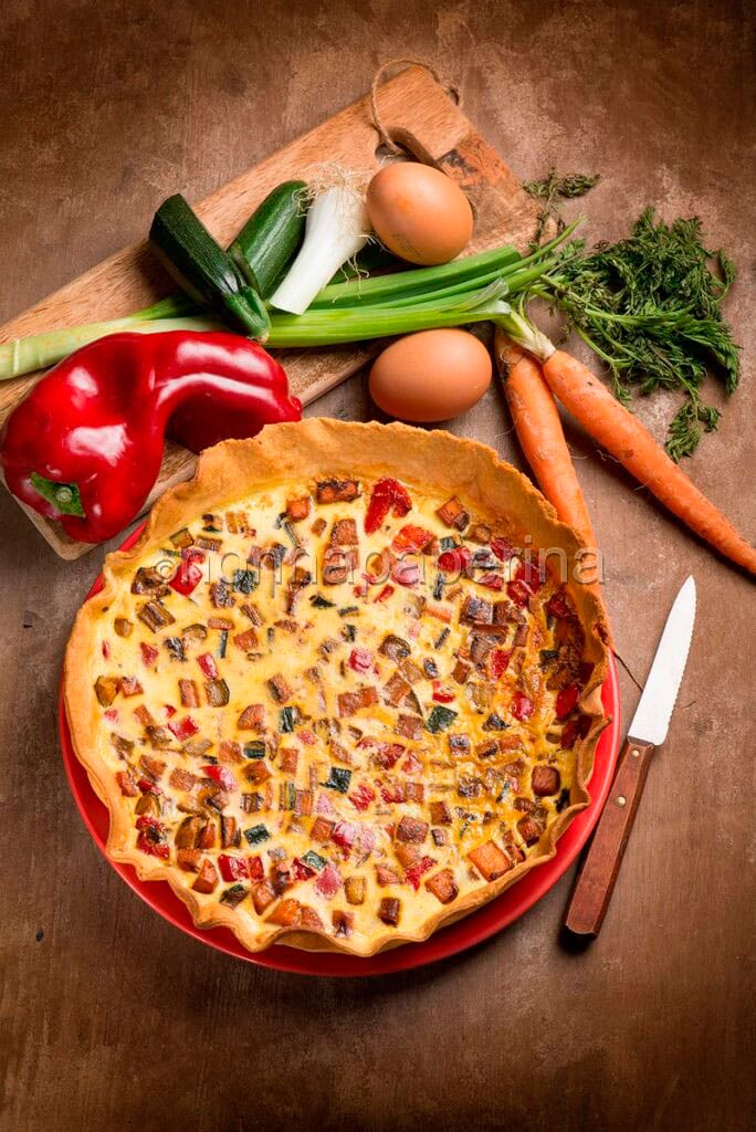 Torta salata con zucchine, carote e peperoni