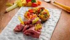 Friselle al pomodoro con roast beef al fieno Friselle al pomodoro con roast beef al fieno