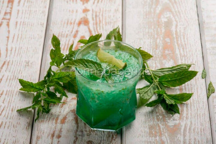 Acqua e menta, una bevanda fresca dai dolci ricordi Acqua e menta, una bevanda fresca dai dolci ricordi
