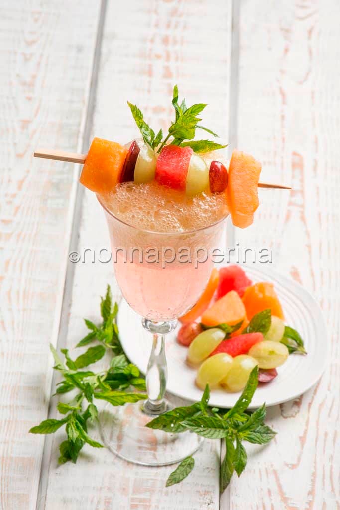 Aperitivo con bollicine, spuma di pesca e spiedino di frutta frizzante Aperitivo con bollicine, spuma di pesca e spiedino di frutta frizzante