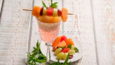 Aperitivo con bollicine, spuma di pesca e frutta