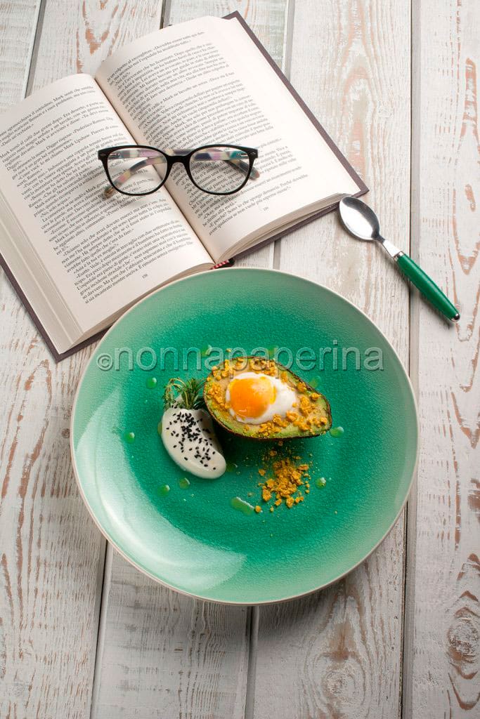 avocado al forno con tuorlo d'uovo Avocado al forno con tuorlo d'uovo e mousse di formaggio fresco