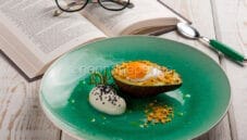 Avocado al forno con tuorlo d’uovo e mousse Avocado al forno con tuorlo d’uovo e mousse