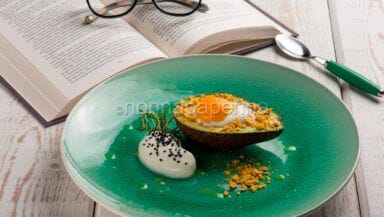 avocado al forno con tuorlo di uovo