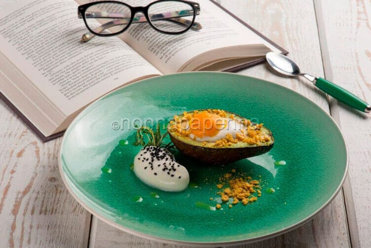 avocado al forno con tuorlo di uovo