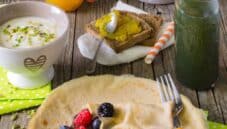 Colazione vegetariana: crepes e succo di clorella