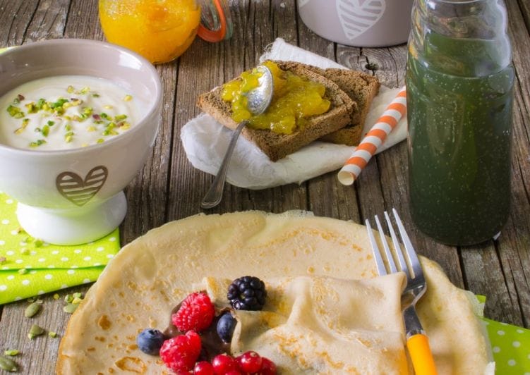Colazione vegetariana con crepes e succo di clorella Colazione vegetariana