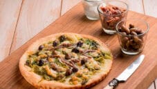 Pizza con olive taggiasche, scarola brasata e acciughe Pizza con olive taggiasche, scarola brasata e acciughe