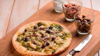 pizza con olive taggiasche, scarola brasata e acciughe