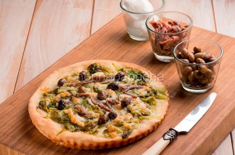 pizza con olive taggiasche, scarola brasata e acciughe