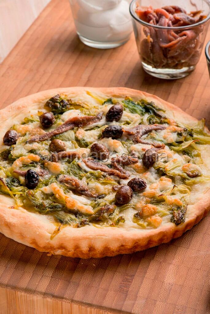 pizza con olive taggiasche, scarola brasata e acciughe