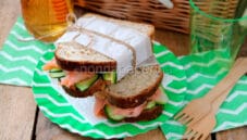 Sandwiches integrali al salmone e crema di formaggio