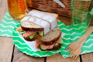 Sandwiches integrali al salmone e crema di formaggio