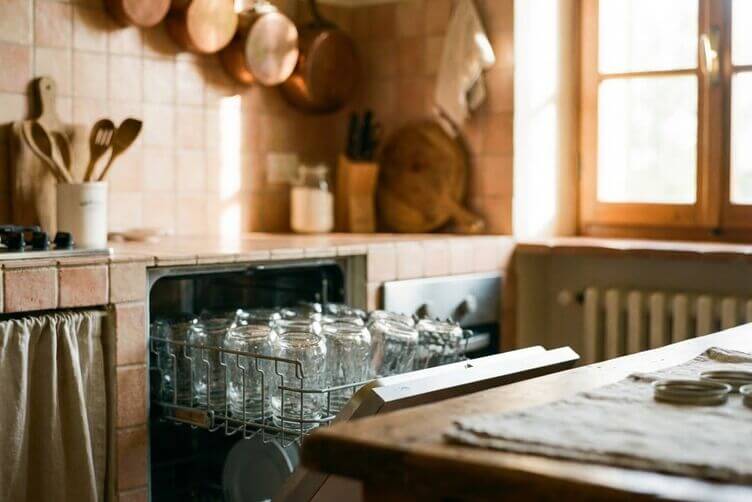 Come sterilizzare i vasetti di vetro in lavastoviglie (pratico sì, ma come farlo bene)