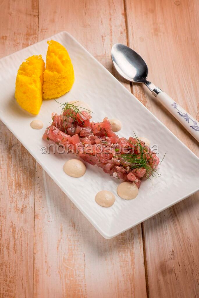 Tartare di tonno spuma tonnata melone e spugna allo zafferano