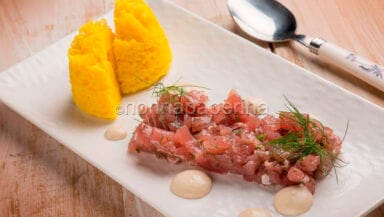 Tartare di tonno con spuma tonnata