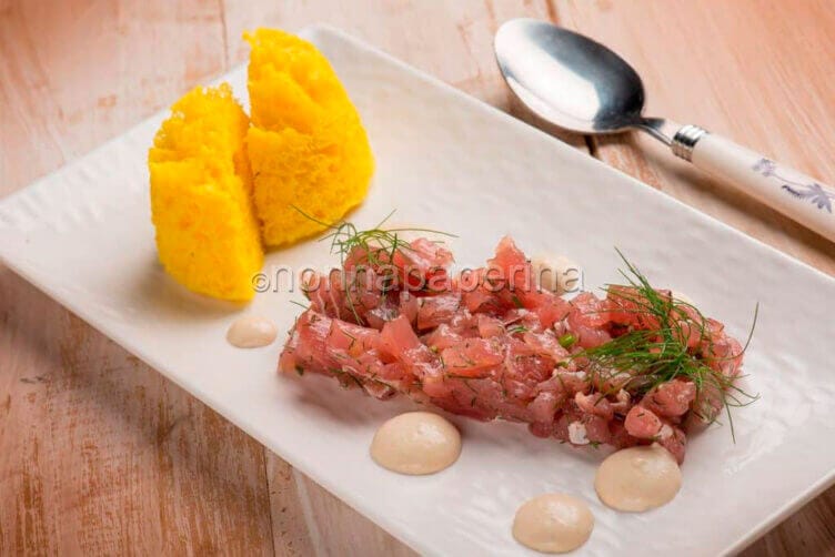 Tartare di tonno con spuma tonnata