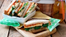 Tramezzini alla frittata, paté di mandorle e pomodori