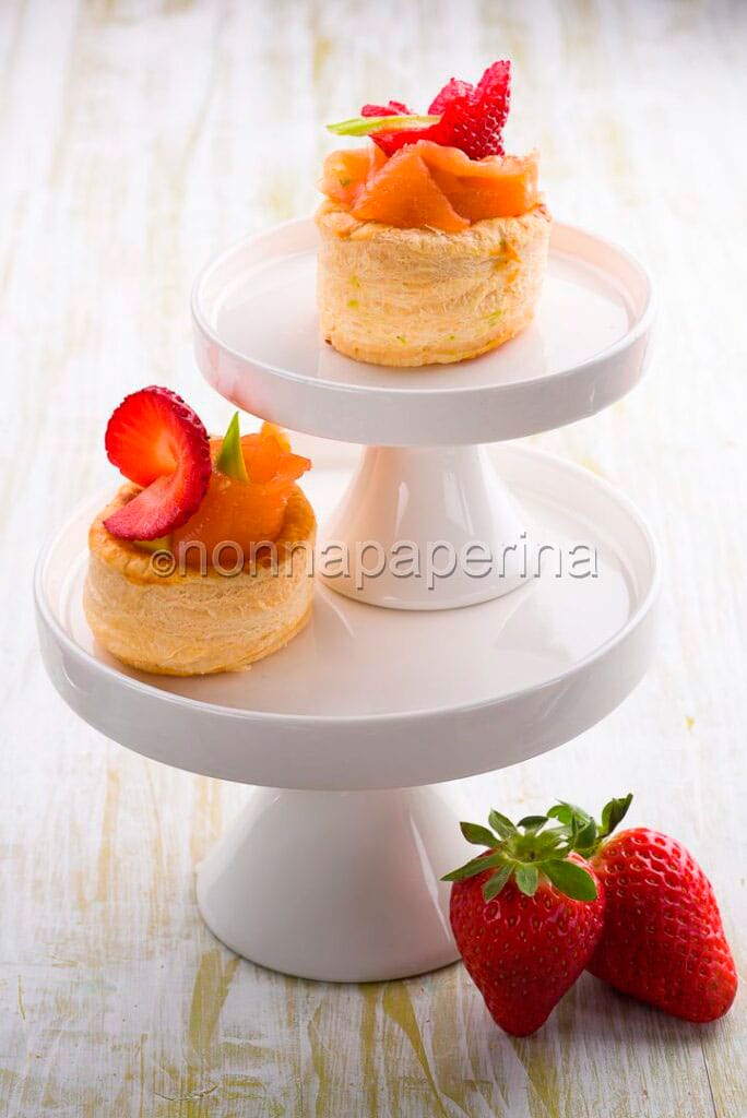 Voul a vent con Avocado salmone e fragole Voul a vent con Avocado salmone e fragole