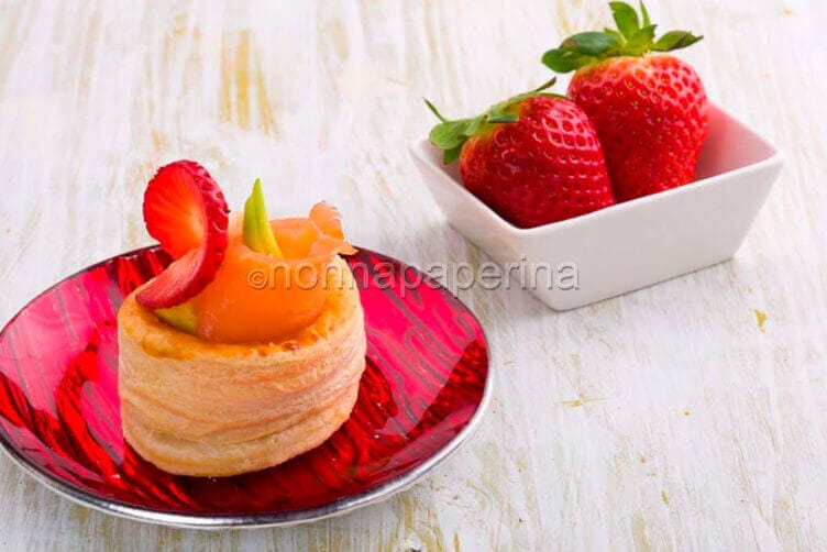 Vol au vent con avocado salmone e fragole