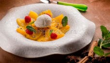 Ananas caramellato alla lavanda e gelato alla vaniglia