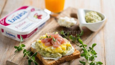 avocado toast con uova strapazzate
