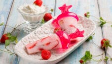 Ghiaccioli alle fragole e yogurt al cocco, una vera delizia Ghiaccioli alle fragole e yogurt al cocco, una vera delizia