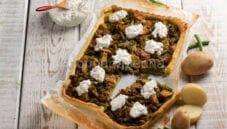 Crostata salata con fagiolini, pesto e fiocchi di latte
