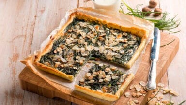 Sfogliata con agretti e mandorle