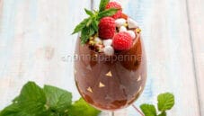 Spuma calda di cioccolato e lamponi, un dessert delizioso