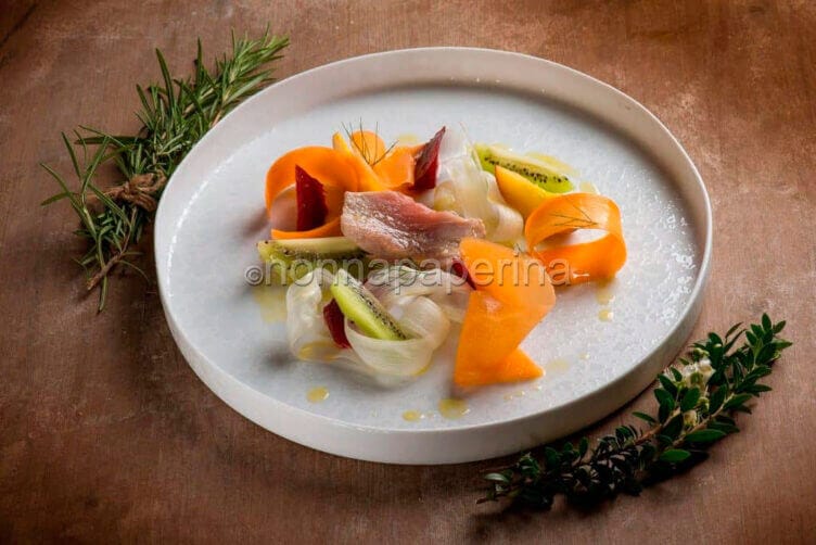Tonno in vasocottura con insalata di frutta e verdura