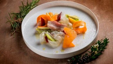 Tonno in vasocottura con insalata di frutta e verdura