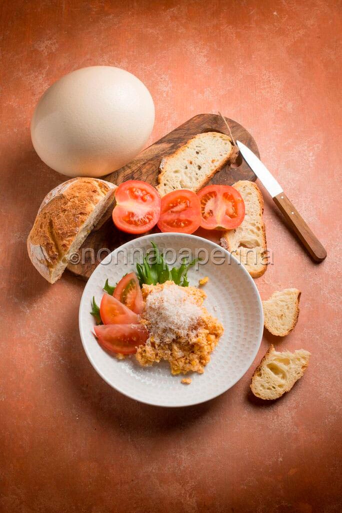 uovo di struzzo strapazzato con i pomodori